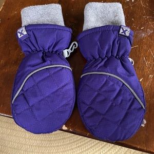 Little girl snow mittens.  Fits 3-6 year old.